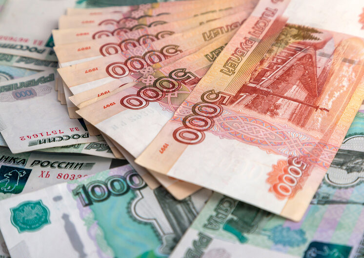 Названы риски, связанные с намерением властей выровнять оклады бюджетников