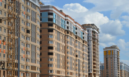 В июле продажи московских новостроек рухнули на 40%