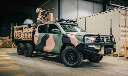 Toyota Hilux превратили в военный шестиколёсник