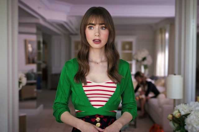 Что в косметичке у главной героини сериала «Эмили в Париже»?