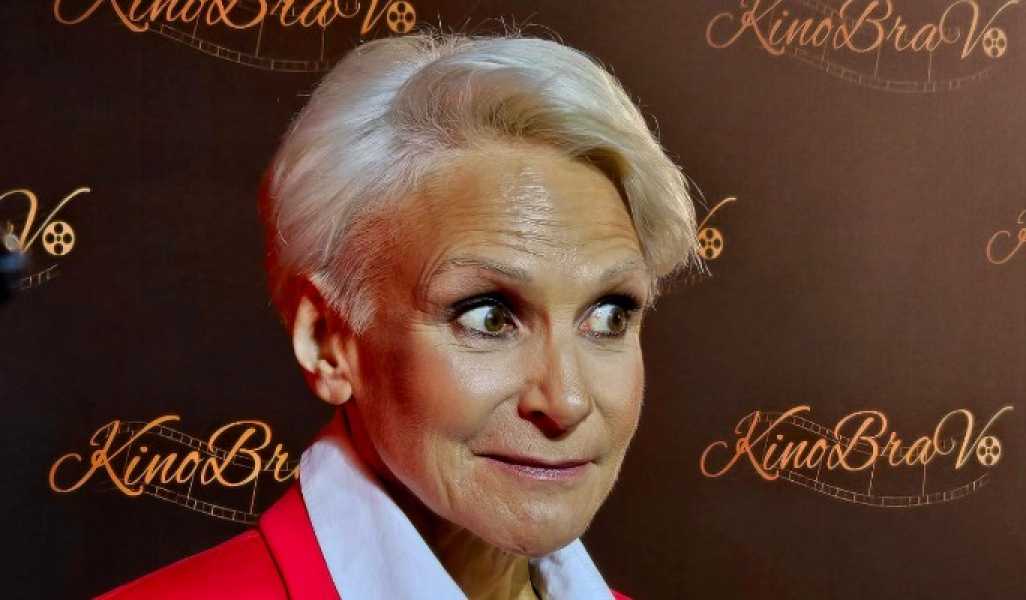 Изменилась до неузнаваемости: как теперь выглядит 61-летняя звезда "Сватов" Артемьева