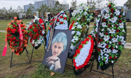 Господи, помилуй: как теперь выглядит утонувшая сразу после похорон могила Добрынина
