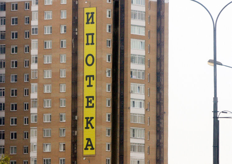 “Мышеловка”: банк троекратно повысил платеж по льготной ипотеке семье с детьми