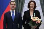 Президент РФ Дмитрий Медведев и актриса Анастасия Вертинская, награжденная Орденом Дружбы на&nbsp;церемонии вручения государственных наград в&nbsp;Екатерининском зале Кремля в&nbsp;Москве, 28&nbsp;июля 2011&nbsp;года
