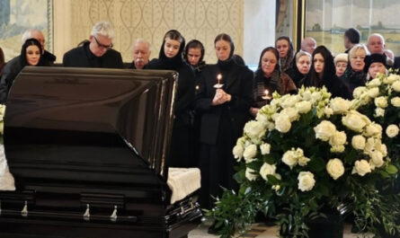 "По его просьбе и настоянию": сын у гроба Стриженова огласил его завещание
