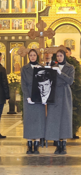 "Полтора месяца показывали все его грехи": разрыдавшийся сын рассказал у гроба о тяжелом уходе Стриженова