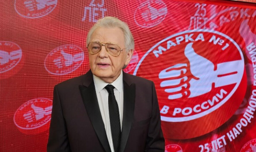 Врачи спасают переломавшего ребра 80-летнего Юрия Антонова