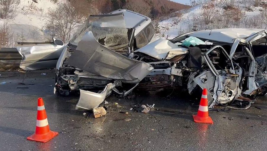 Два человека погибли и еще четверо пострадали в ДТП в Сахалинской области