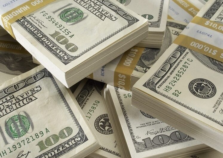 Россиян предупредили, что курс доллара скоро вновь поднимется до 100 рублей