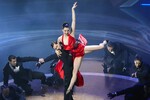 Актриса Маргарет Куолли (в центре) выступает на&nbsp;церемонии вручения премии «Оскар», 2&nbsp;марта 2025&nbsp;года