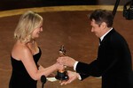 Режиссер Шон Бейкер получает «Оскар» из&nbsp;рук актрисы Эми Полер за&nbsp;лучший оригинальный сценарий к&nbsp;фильму «Анора», 2&nbsp;марта 2025&nbsp;года