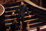 Киран Калкин получает «Оскар» за&nbsp;лучшую мужскую роль второго плана за&nbsp;фильм «Настоящая боль» во время церемонии вручения премии «Оскар»