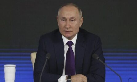 Сотрудница мебельной фабрики в Ленобласти засмущалась после вопроса Путина о зарплате