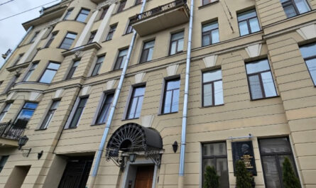 Люди несут цветы к дому Михаила Боярского