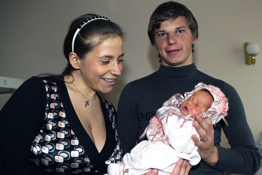 Футболист Андрей Аршавин с&nbsp;женой Юлией и дочерью Яной, 14&nbsp;апреля 2008&nbsp;года