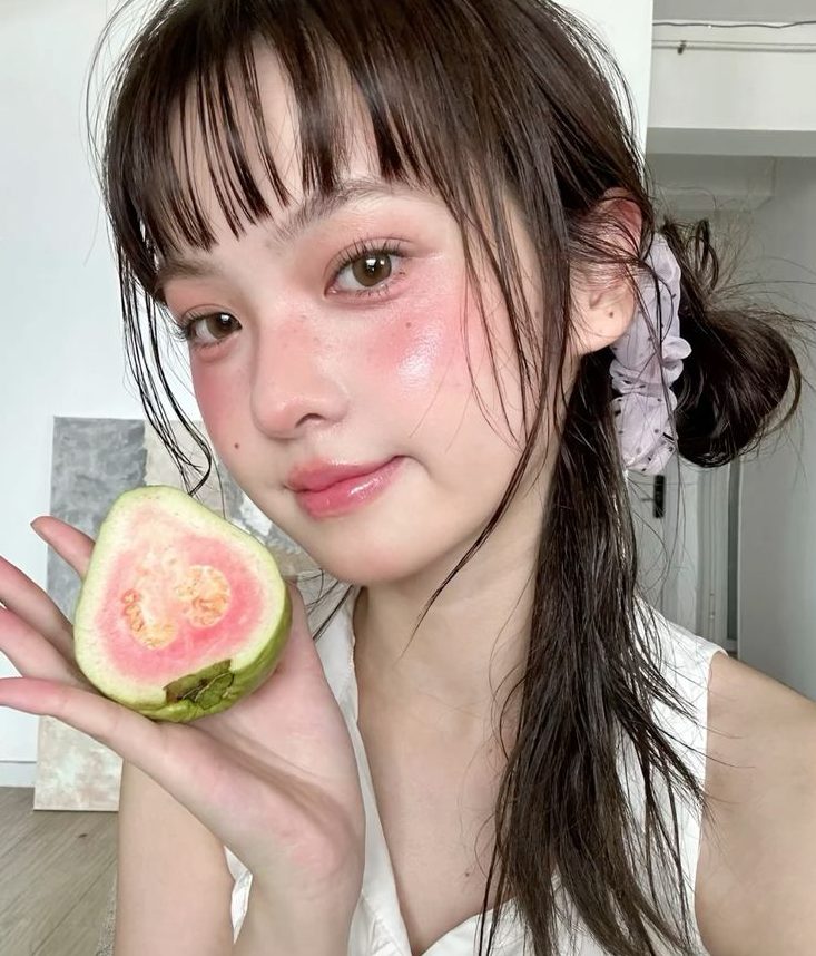 5 трендов летнего макияжа: guava girl makeup, «глаза русалки» и искусственные веснушки2