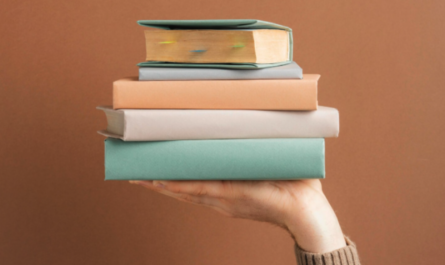 "Отчаянные домохозяйки" снова в моде: 5 книг, которые подошли бы для чтения главным героиням
