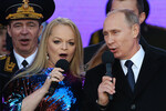 Певица Лариса Долина и президент России Владимир Путин на&nbsp;митинге-концерте &laquo;Мы вместе&raquo;, посвященном годовщине присоединения Крыма к&nbsp;России, 2015&nbsp;год 