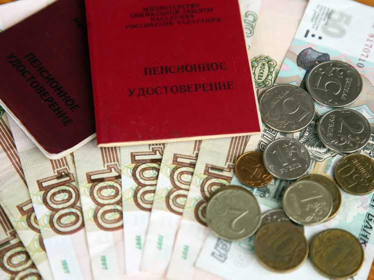 Две пенсии в декабре: пожилым россиянам придет «лишняя» выплата до Нового года