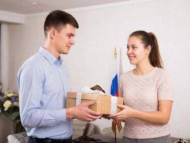 Что подарить коллегам на 23 февраля: главные тренды‑2026