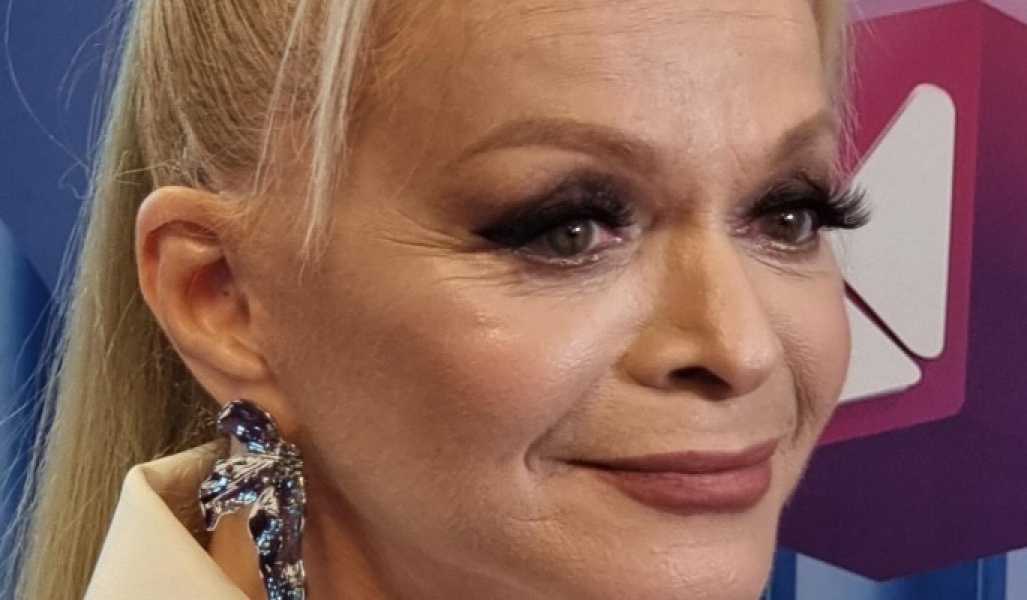 Долина заставила шофера нарушить закон: ради комфорта певицы перегородили тротуар в центре Москвы