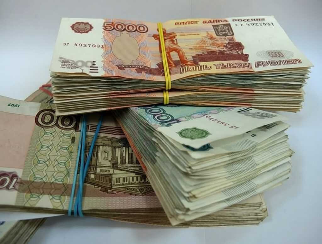 Деньги из матраса вернулись в моду: почему зумеры и миллениалы снова полюбили наличку