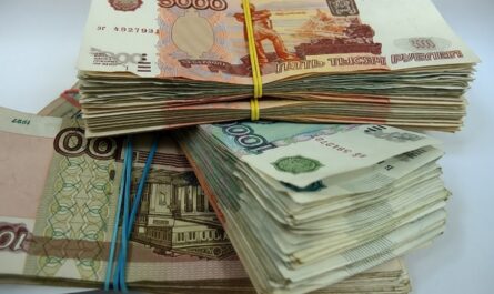 Деньги из матраса вернулись в моду: почему зумеры и миллениалы снова полюбили наличку