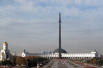bМонумент Победы. Москва, 1995/b brbr Тысячетонный обелиск в&nbsp;виде солдатского штыка высотой 141,8 метра (каждые 10&nbsp;см символизируют день войны). Сверху установлена бронзовая статуя богини победы Ники с&nbsp;венком, окруженная двумя ангелами с&nbsp;трубами. У&nbsp;основания расположена статуя Георгия Победоносца, который поражает копьем змея, символизирующего фашизм. 