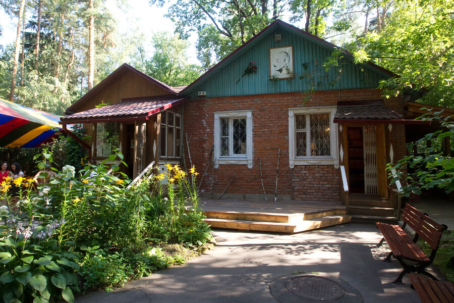 Был сыном «врагов народа», прошел войну: факты из жизни Булата Окуджавы