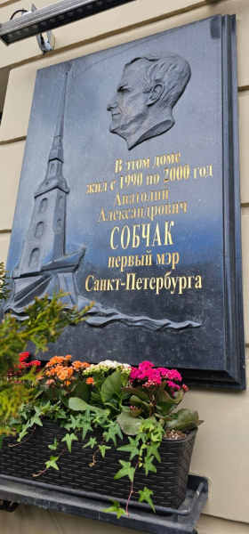Люди несут цветы к дому Михаила Боярского