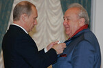 Президент России Владимир Путин наградил президента Российской академии художеств Зураба Церетели (справа) орденом &laquo;За заслуги перед&nbsp;Отечеством&raquo; IV степени, 2006&nbsp;год